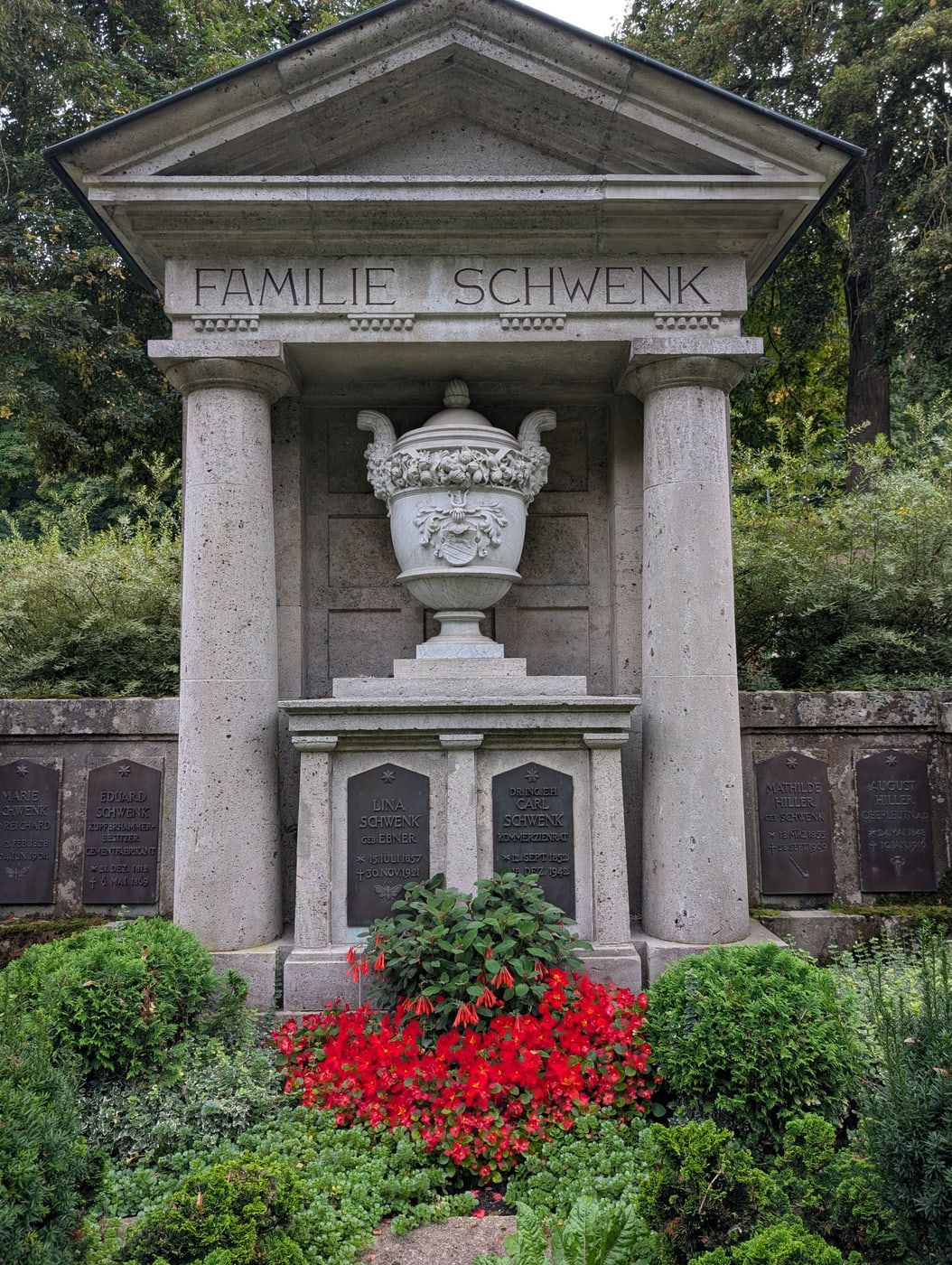 Tempelartig gestaltetes Familiengrab Schwenk mit Wappen und rotem Blumenbeet auf Hauptfriedhof Ulm · Neuer Friedhof