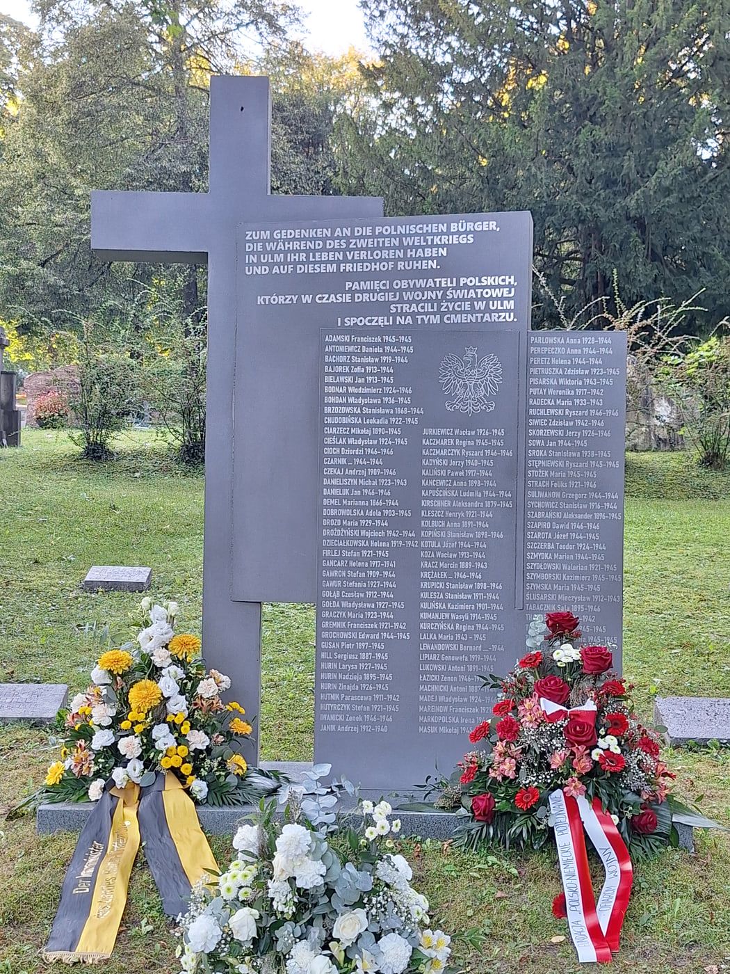 Mahnmal für polnische Zwangsarbeiter mit Gedenktafeln und Kränzen auf Hauptfriedhof Ulm · Neuer Friedhof